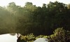 A piscina de borda infinita em Ubud Hanging Gardens, em Bali, fica no topo de uma falésia, e é rodeada por floresta tropical. Todos os quartos do hotel têm sua própria piscina de borda infinita com vista semelhante para a área verde (www.ubudhanginggardens.com)