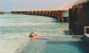 A piscina spa em Velassaru nas Maldivas, com as água dos bangalôs se tornando um alongamento do mar (www.velassaru.com)