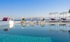 No hotel Grace Mykonos, a piscina tem vista para o mar, numa falésia acima da praia de Agios Stefanos, nas ilhas gregas (www.gracehotels.com/mykonos)