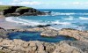 Uma enorme piscina de pedras em Treyarnon Bay, perto de Padstow, na Cornualha, forma uma piscina natural vários graus mais quente do que a temperatura do mar