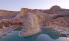 O resort Amangiri Utah, em um vale perto do Grand Canyon, é construído em torno de sua piscina, que por sua vez é construída em torno da base de uma rocha no deserto do Arizona, EUA (www.amanresorts.com)