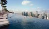 A piscina infinita do resort Marina Bay Sands, em Cingapura, tem 150 metros de comprimento e é suspensa no topo do hotel (www.marinabaysands.com)