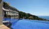 A piscina do hotel Metropole Taormina, que tem vista para o mar e o Monte Etna, na Sicília, reabriu em 2011 com um novo interior (www.hotelmetropoletaormina.it)