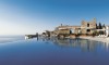 Na bela Costa Amalfitana da Itália, o Hotel Caruso é definido como o ponto mais alto da cidade de Ravello. Sua piscina elíptica tem um caminho ladeado por rosas (www.hotelcaruso.com)