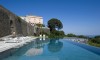 A piscina de borda infinita no recentemente restaurado Rocca delle Tre Contrade, na Sicília. O hotel tem vista para o mar Jônico e da vinhas no sopé do Monte Etna (www.trecontrade.com)