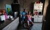 Raimunda Eliandra Alves com a filha Ana Paula Leonardo Justino em sua casa na favela Pavão-Pavãozinho, no Rio de Janeiro. Raimunda trabalha como caixa de um supermercado, e sonha que sua filha se torne veterinária, desejo compartilhado também por Ana Paula
