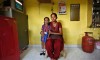 Sulochna Mohan Sawant e a filha de cinco anos de idade, Shamika Sawant, em Mumbai, na Índia. Sulochna, que trabalha como empregada doméstica, queria ser médica quando era criança, mas só pode estudar até os 14 anos