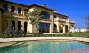 Calabasas, Califórnia - R$ 23,5 milhões: a mansão que Michael Jacnson comprou para sua mãe, Katherine Jackson, fica num condomínio fechado, e conta com um teatro, piscinas e vários jardins 