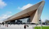 Roterdã, Holanda - A entrada da Centraal Station é uma das coisas que mais chama atenção no lugar: o espaço gigante tem forma de um bulmerangue e é feita de aço inoxidável e madeira
