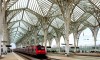 Lisboa, Portugal - A estação Gare do Oriente possui um teto super diferente, que lembra a estrutura de uma folha. O "esqueleto" externo da estrutura abriga 8 plataformas de trens