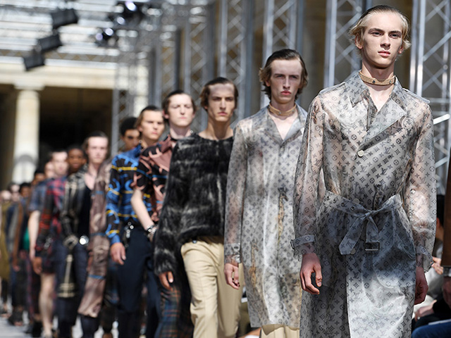 Os melhores looks e os cliques das celebs no desfile masculino da Louis  Vuitton - Glamurama