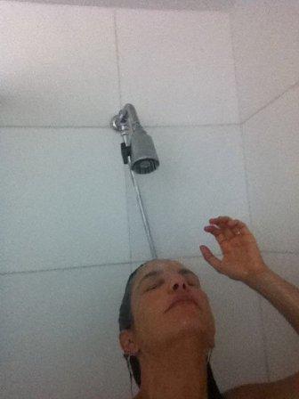 Ivete Sangalo: debaixo do chuveiro!