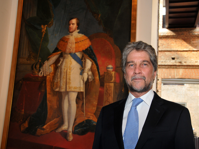 O príncipe Dom João de Orleans e Bragança com a obra || Créditos: Divulgação