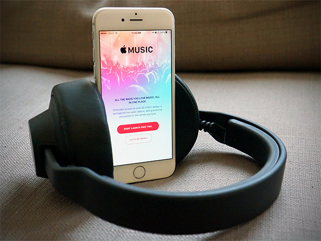 O novo formato de áudio deve aposentar a entrada de fones de ouvido dos gadgets da Apple || Créditos: Reprodução