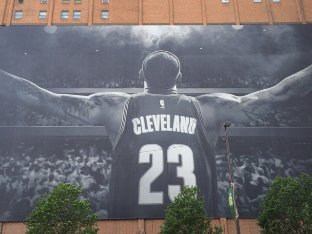 Esse outdoor foi colocado na frente do ginásio do Cleveland Cavaliers após o retorno do jogador à cidade: idolatria acima de tudo || Créditos: Reprodução