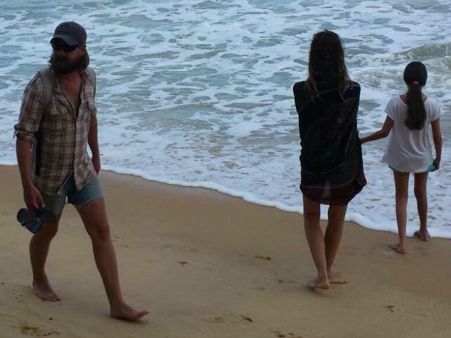 Homem que parece ser Leonardo DiCaprio passeia pela praia do Rio Verde, em Trancoso, na Bahia || Créditos: Waldemir Filetti