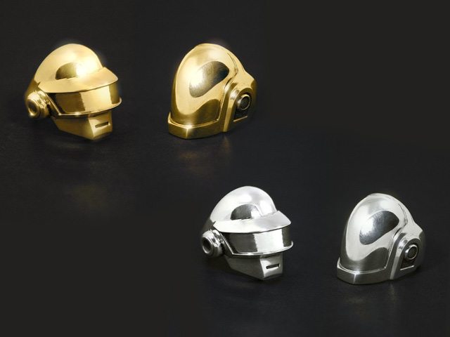 Anéis do Daft Punk, criados a partir dos icônicos capacetes da dupla || Créditos: Reprodução