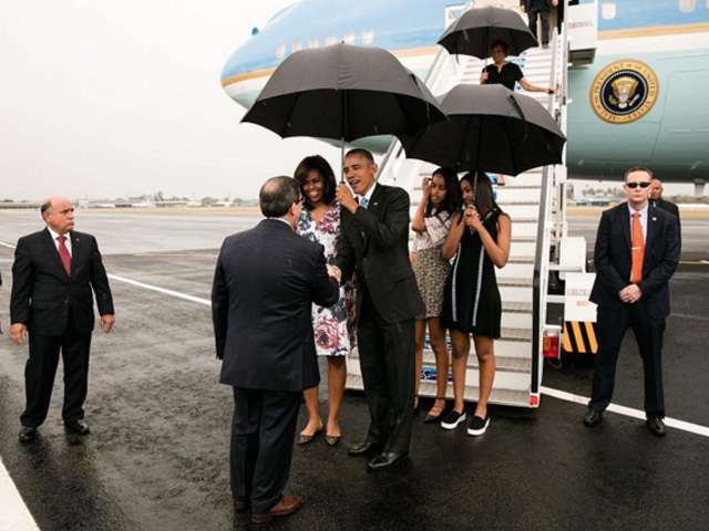 Família Obama chegando em Cuba  ||  Créditos: reprodução Instagram