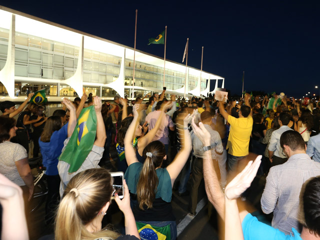 Após divulgação de grampo, manifestantes cercaram Palácio do Planalto || Lula Marques/Agência PT