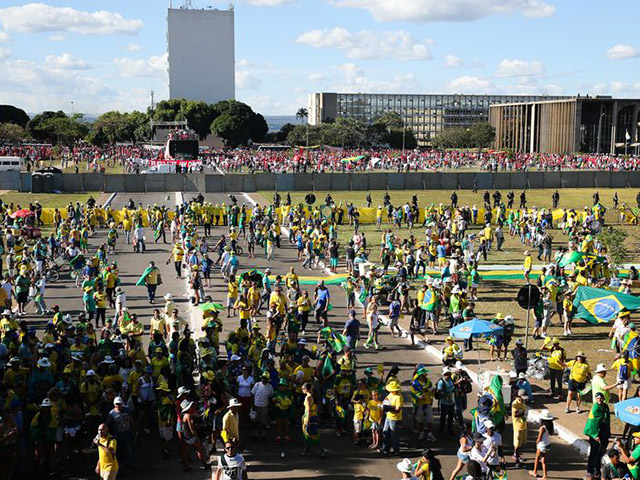 Impeachment à vista: manifestantes acompanharam a votação na Câmara; ainda falta o Senado se pronunciar || Wilson Dias/Agência Brasil