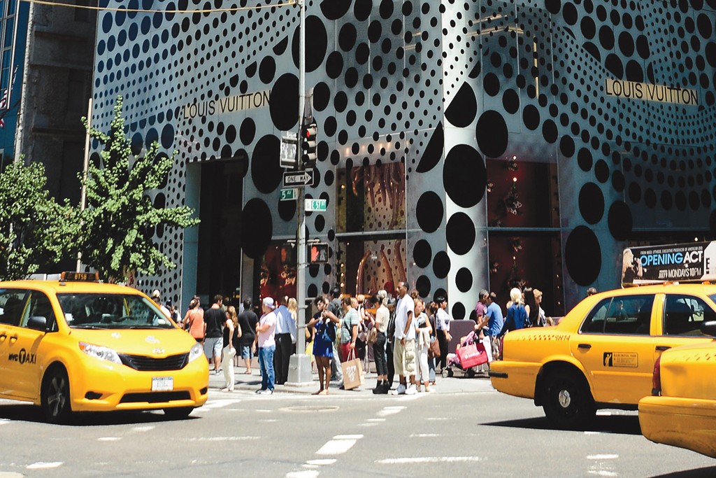 pieuvre vitrine 3 LV  Yayoi kusama, Yayoi, Louis vuitton