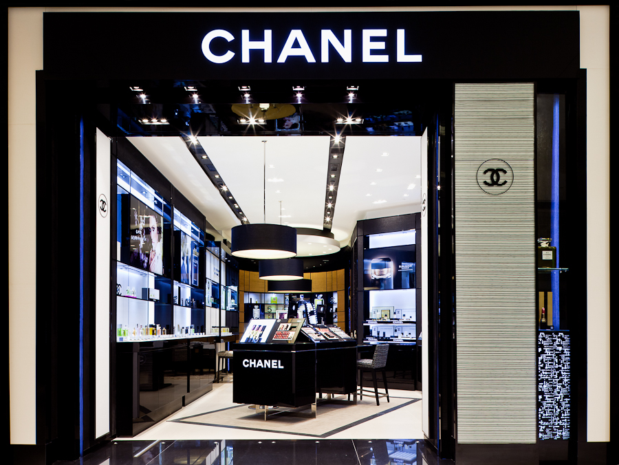 Loja De Luxo Chanel à Noite Em Hamburgo, Alemanha Foto Editorial - Imagem  de alemanha, varejo: 199963636
