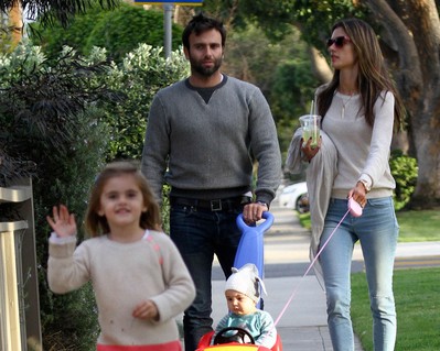 Alessandra Ambrósio e Jamie Mazur fazem um passeio com seus filhos em Los Angeles - 15/02/13