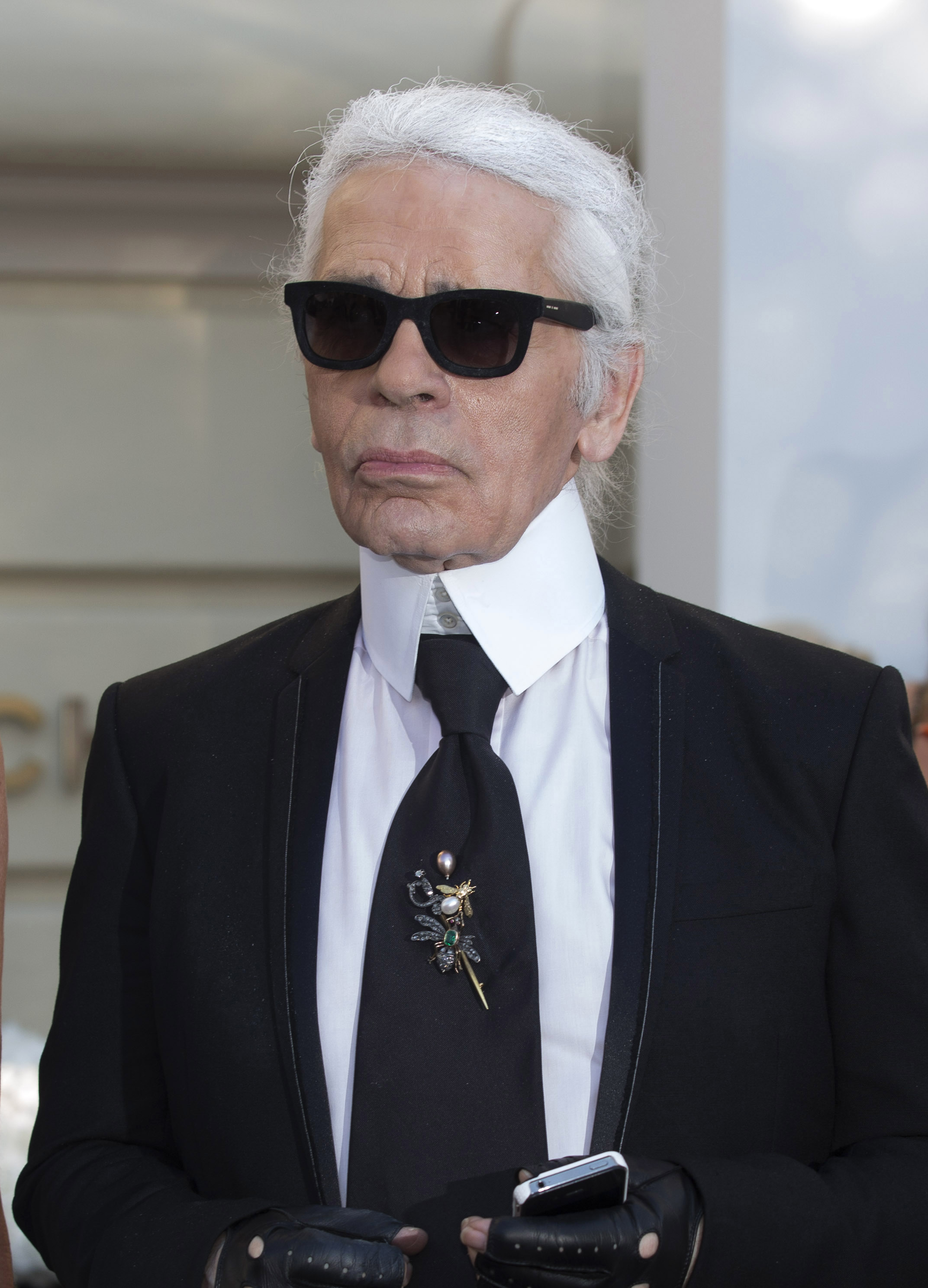 Известные дизайнеры. Карл Лагерфельд. Очки Карла Лагерфельда. Karl Lagerfeld 2022 Компани. Карл Лагерфельд в 83 году.