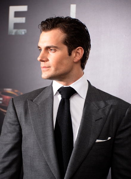 Henry Cavill, o Superman do cinema, leva pela primeira vez namorada  polêmica a red carpet, Celebridades