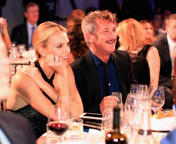 Sean Penn só tem olhos para Charlize Theron || Créditos: Getty Images