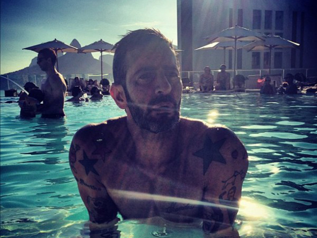 Marc Jacobs na piscina do Fasano em uma de suas visitas ao Rio || Créditos: Reprodução Instagram