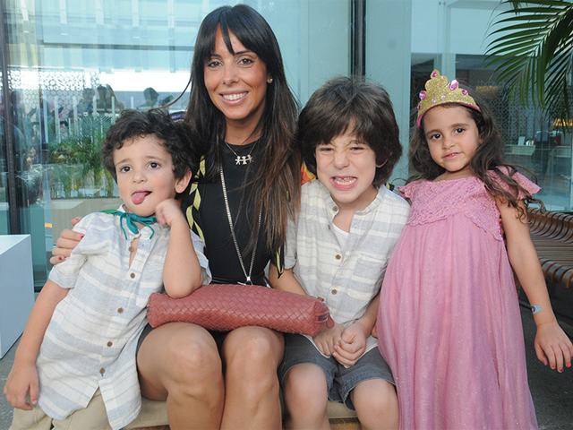 Suzana Gullo entre os filhos Romeo, Donatella e Stefano || Créditos: Divulgação