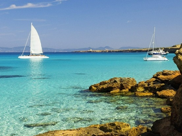 Silenciosa e tranquila, Formentera fica há pouco mais de 3 quilómetros da agitada Ibiza || Créditos: Reprodução Pinterest