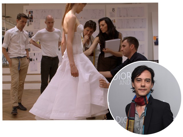 O diretor Frédéric Tcheng   e Raf Simons com sua equipe no ateliê da Dior || Créditos: Divulgação 