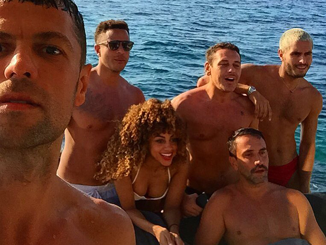 Riccardo Tisci e Mert Alas com os amigos no litoral da Espanha  ||  Créditos: Reprodução Instagram
