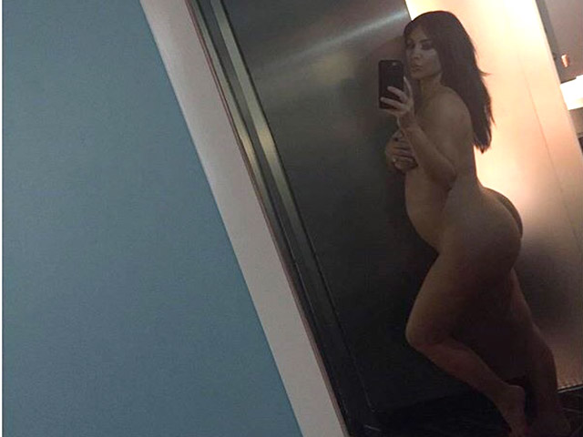 Kim Kardashian e sua selfie no espelho || Créditos: Divulgação