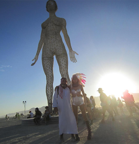 Celina e Ronaldo em frente ao boneco que é símbolo do  festival Burning Man  ||  Créditos: Reprodução Instagram