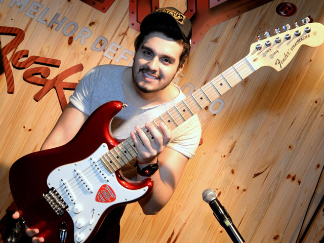 Luan Santana e sua nova guitarra Fender