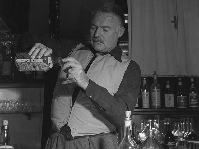 Hemingway se servindo de gin