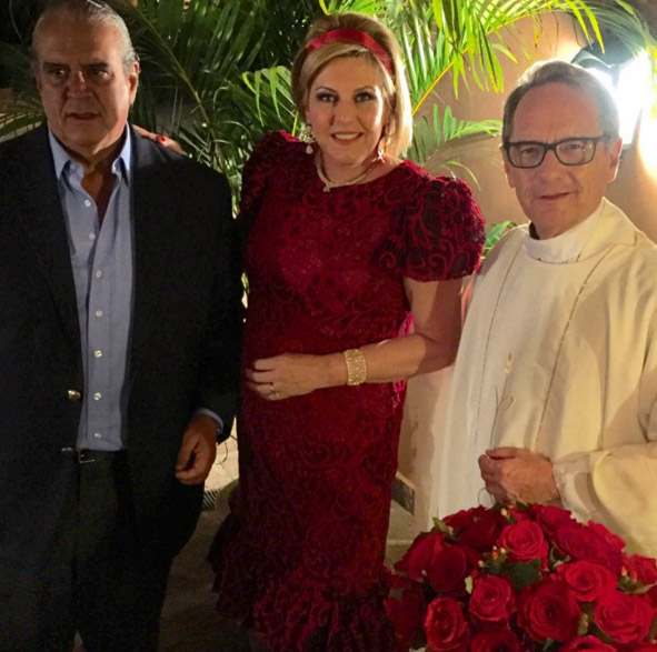 A boda de rubi de Riccy e Roberto Egydio de Souza Aranha abençoada pelo padre Alejandro