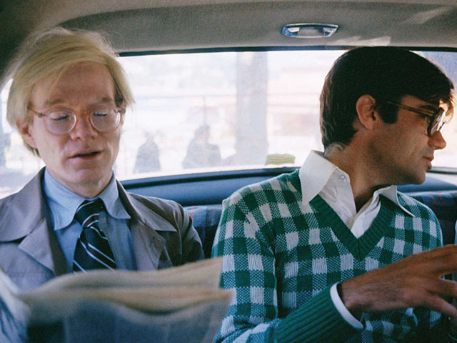 Andy Warhol no banco de trás de um táxi