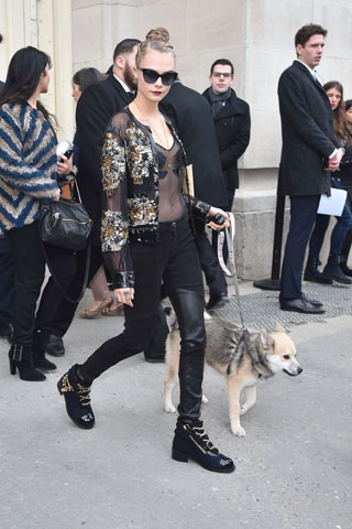 Cara Delevingne levou seu cachorro Leo para assistir o desfile da Chanel