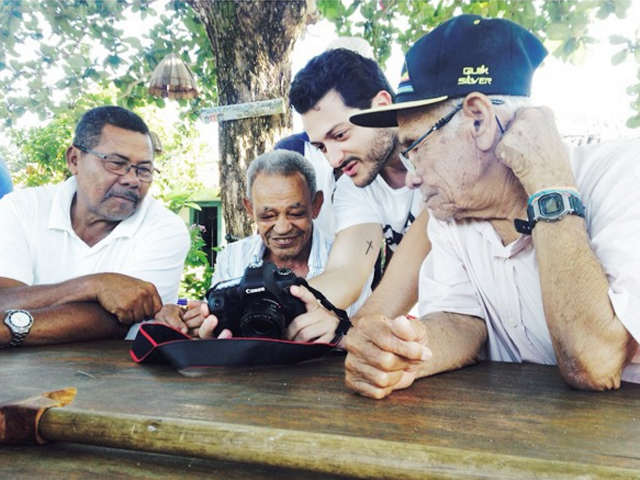 Pedro Urizzi mostrando a moradores de Trancoso cenas do filme "Cordel de Trancoso"