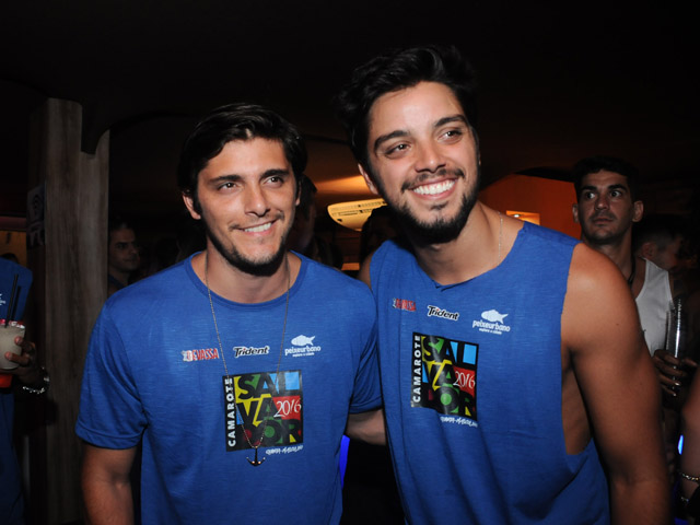 Bruno Gissoni e Rodrigo Simas curtem o Carnaval de Salvador pela primeira vez