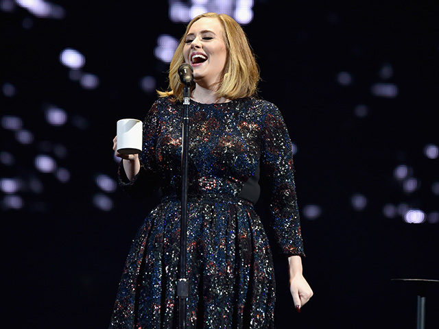 Adele durante show em Glasgow, na Escócia, quando uma parte do equipamento de produção caiu sobre a plateia Créditos: Getty Images