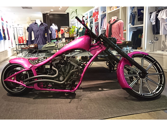 A Harley Davidson à venda na loja de Sergio K. no Iguatemi SP