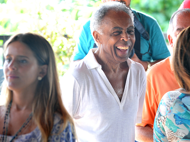 Gilberto Gil recebe o carinho dos amigos