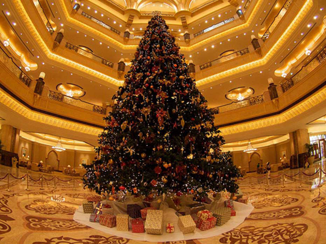 Árvore de Natal feita em ouro instalada em Abu Dhabi || Créditos: Divulgação