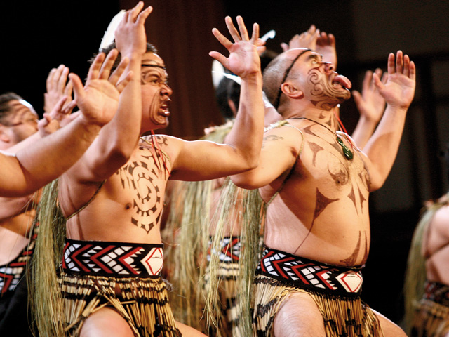 A haka, dança de guerra maori, é usada também para dar as boas-vindas a visitantes e em casamentos e funerais. É uma demonstração do vigor masculino e da identificação com a raça||Créditos: Divulgação