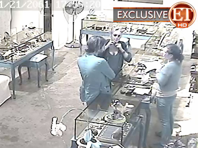 Lindsay Lohan na loja que roubou um colar. As câmeras não negam...  ||  Crédito: Divulgação